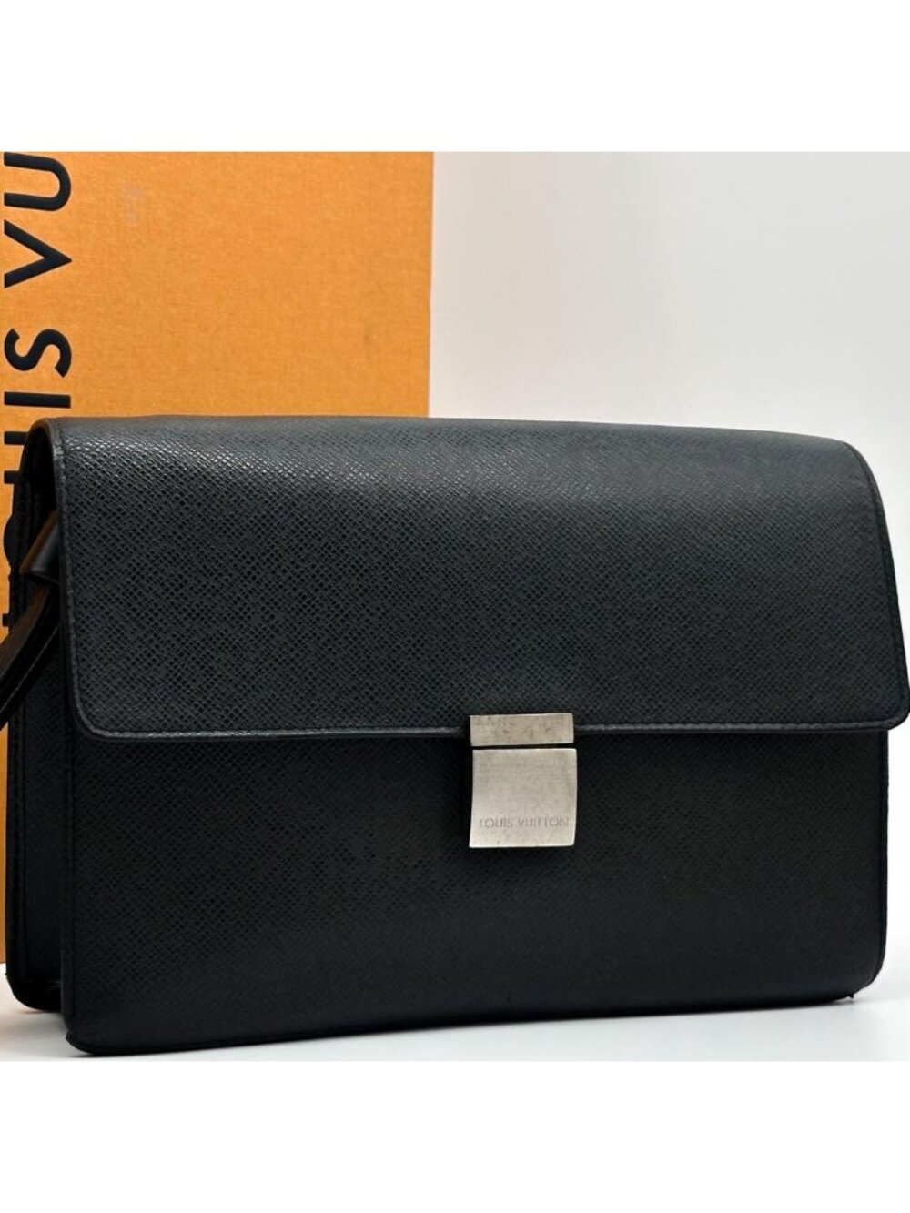 Louis Vuitton Selenga Taiga Clutch Leather - Picture 1 of 13